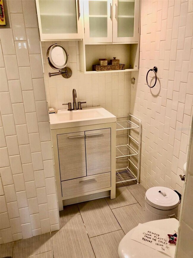 Building Photo - Furnished Annual - Close to Venice Beach!