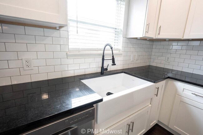 Building Photo - "Charming 3-Bed, 2-Bath Home with 1263 Sq Ft in Westfield's Serene Useppa Ct"