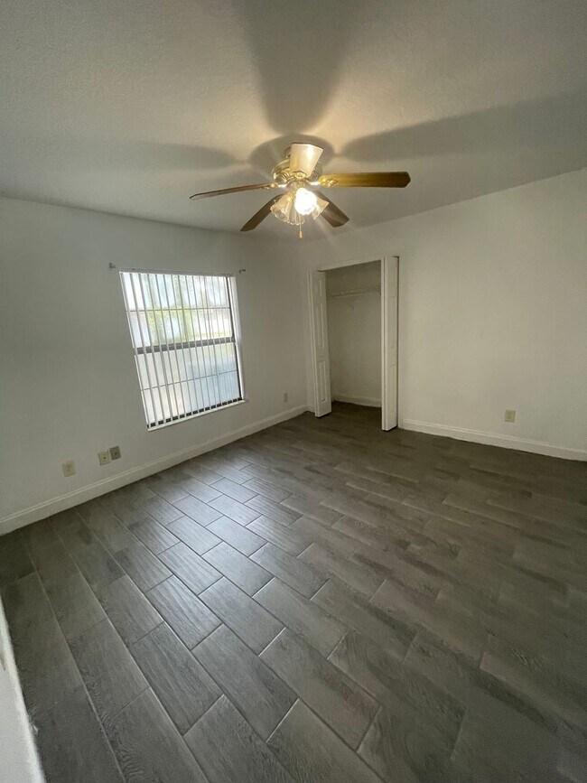 Building Photo - Spacious 4-Bedroom Pool Home – 2 Primary S...