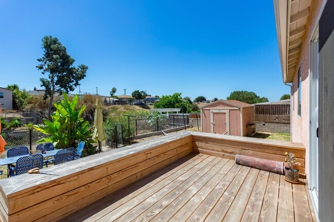 Building Photo - Traditional Home with Large Backyard!