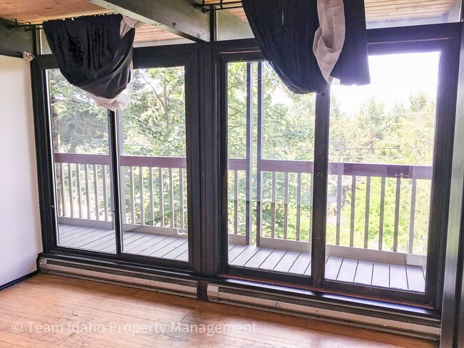 Building Photo - Taylor Ave Tri-Plex