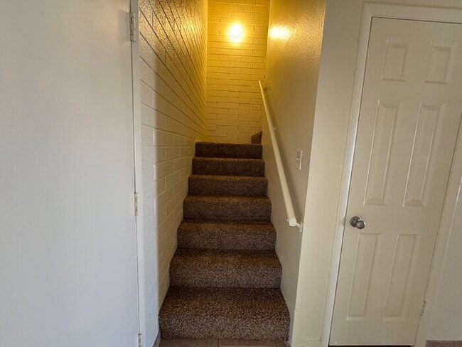 Building Photo - Holiday Gardens 2-br Townhome