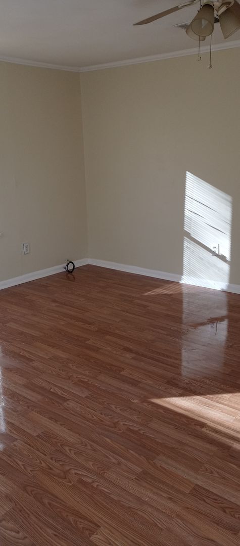 Building Photo - 3 bedroom home 2 full bathroom