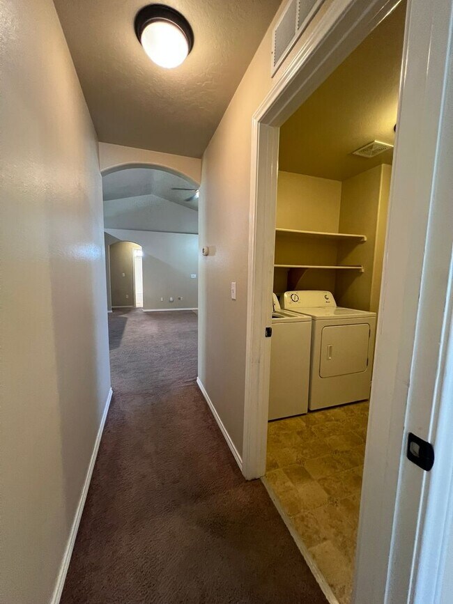 Building Photo - Beautiful 3 bed 2 bath home in the Woodsid...
