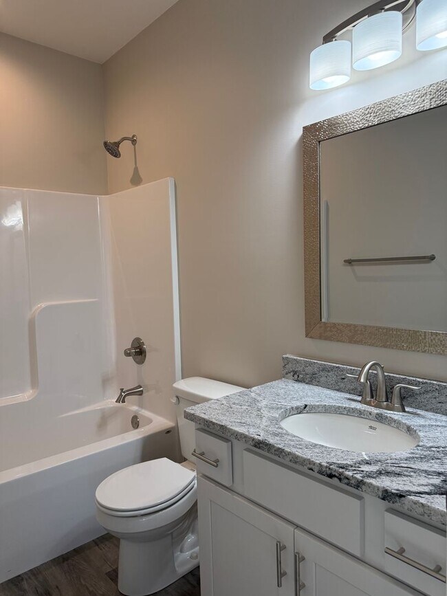 Building Photo - 3 bed/3bath ranch townhome in North Lincoln