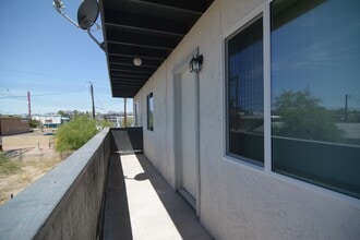 Building Photo - 933 N 7th Ave