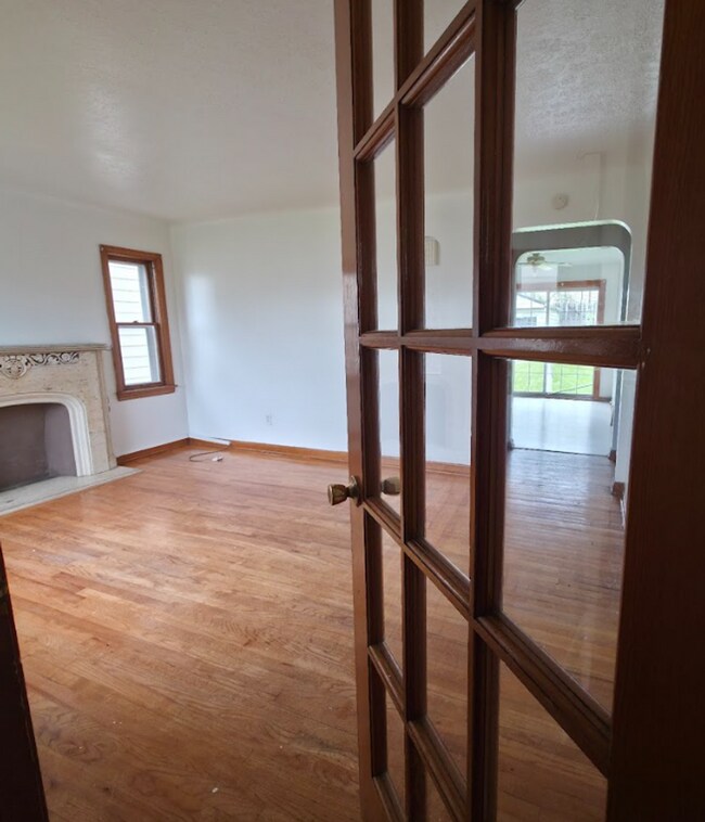 Building Photo - Multi Family Home 3 Bedroom and 1 Bath For Rent