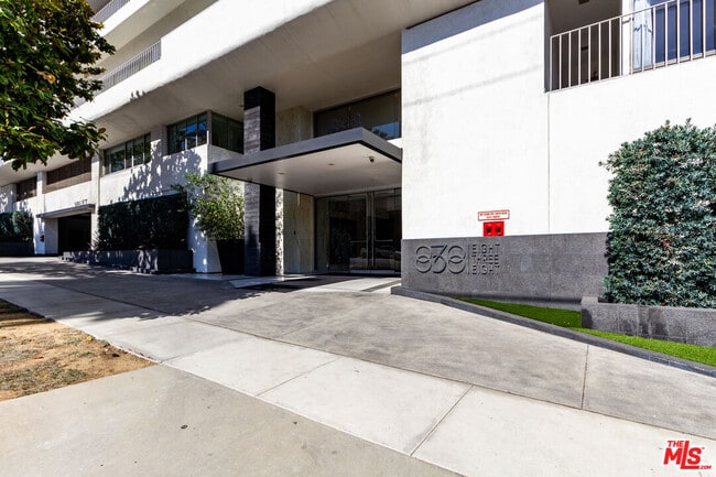 Building Photo - 838 N Doheny Dr