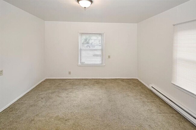 Building Photo - Inviting 4 Bed, 2 Bath in GU District!