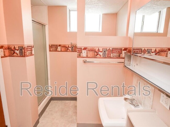 Building Photo - 695 N 150 W