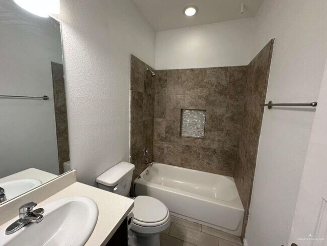 Building Photo - 18 Valeria St