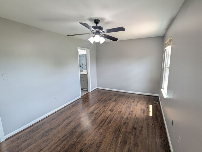 Building Photo - Beautifully maintained townhouse in establ...