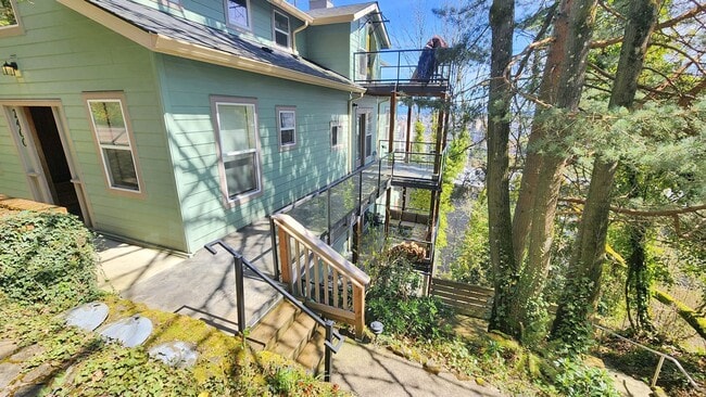 Building Photo - 2400 SW Hoffman Ave