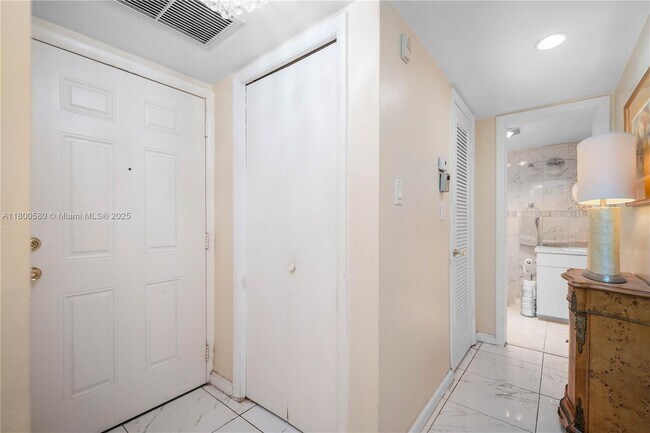 Building Photo - 2999 Point E Dr