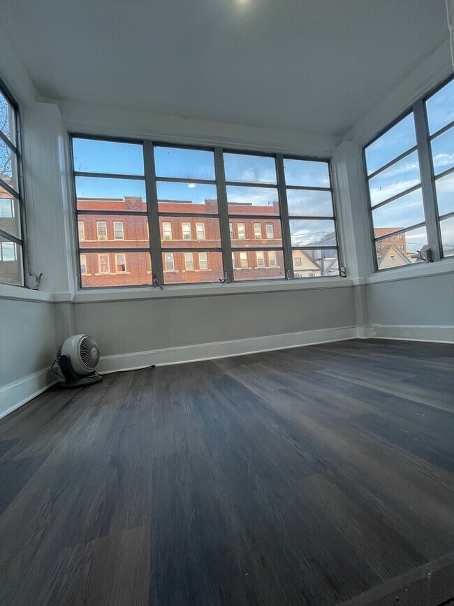 Building Photo - 101 Romaine Ave