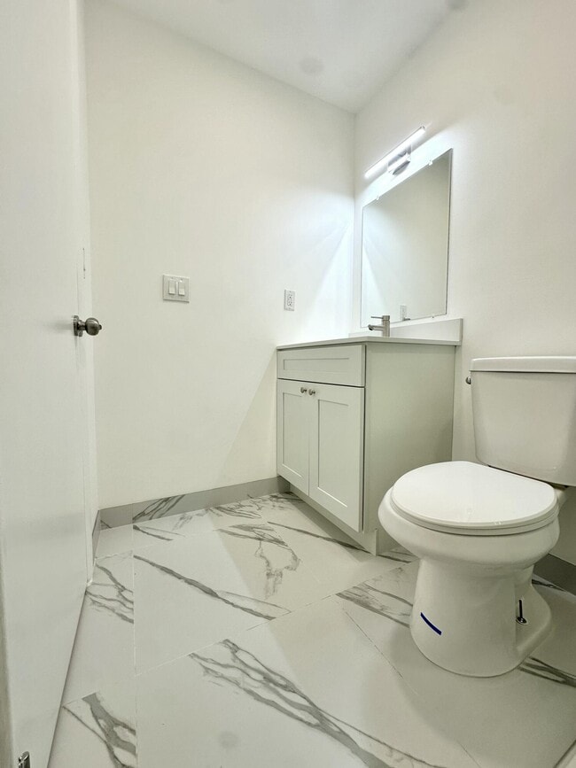 Building Photo - 906 E Tiffany Dr