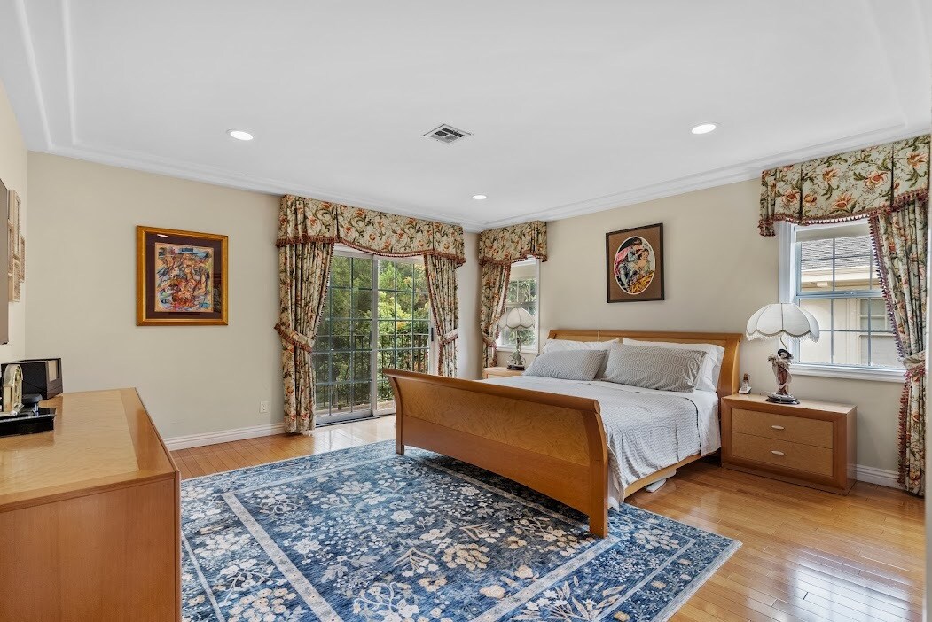 Building Photo - 1617 N Orange Grove Ave