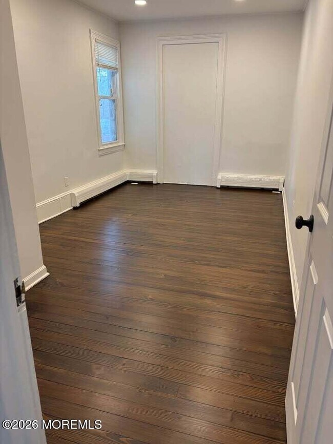 Building Photo - 14 Main St