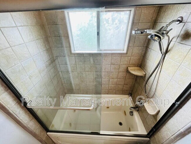 Building Photo - 4800 Williamsburg Ln