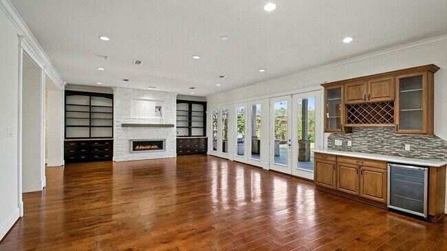 Building Photo - 726 W 30th St