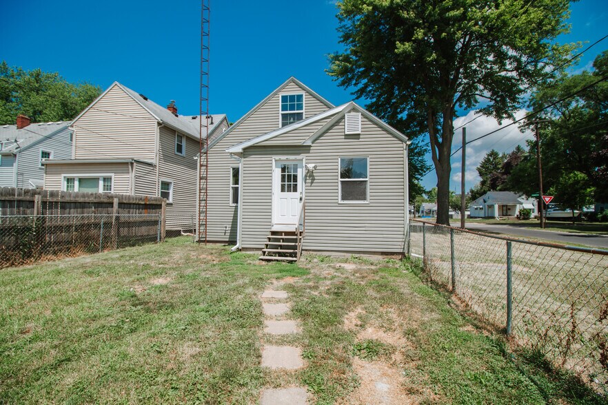 Building Photo - 233 W Poinsetta Ave