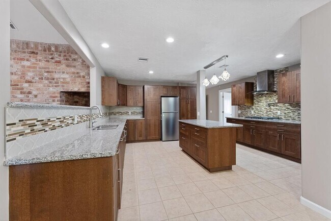 Building Photo - 11 Whittier Dr