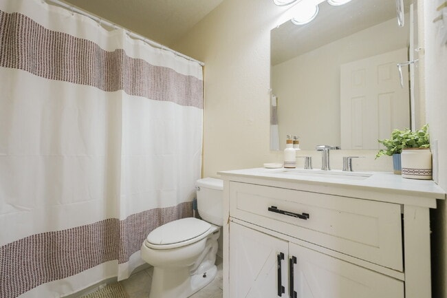 Building Photo - Spacious 3-Bedroom, 2-Bath Home – Fully Furnished