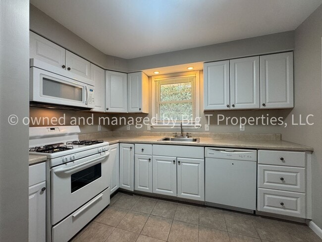 Building Photo - 3 Bedroom Home Available For Rent!