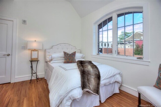 Building Photo - 5 Church Ln