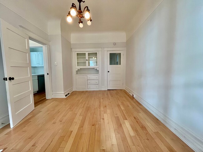 Building Photo - Stunning Edwardian Flat with a Backyard