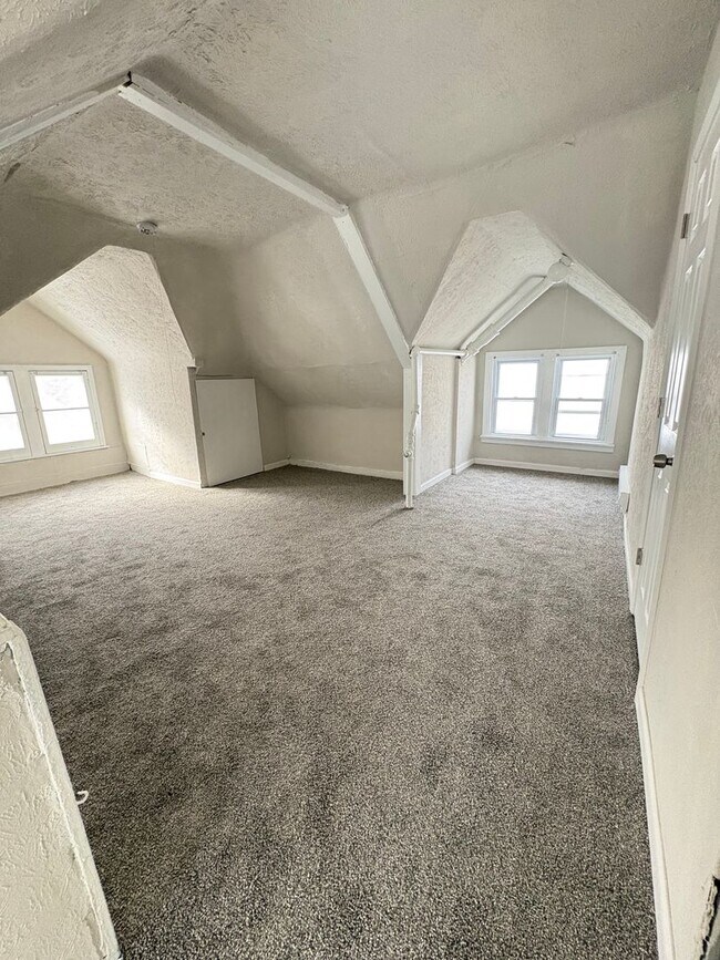 Building Photo - Beautiful, Large 5 Bedroom Cleveland Home - Now Available!