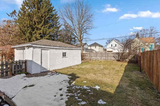 Building Photo - 1115 Lake Michigan Dr NW