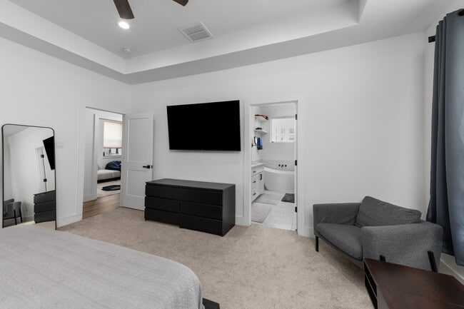 Building Photo - 3030 Live Oak St