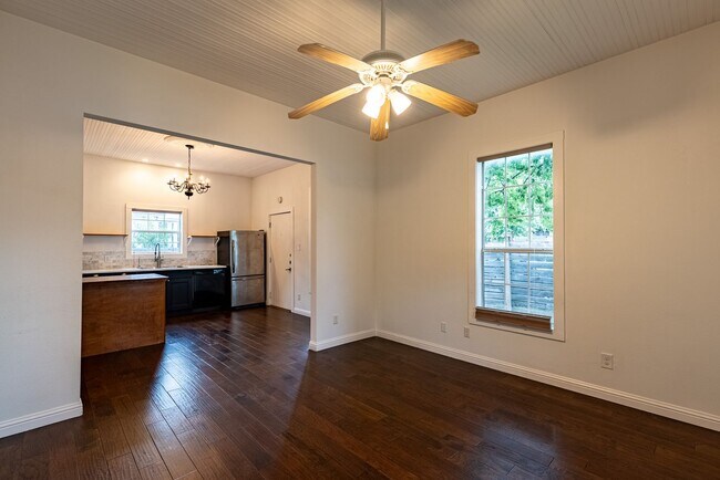 Building Photo - Urban Charm Meets Modern Living in the Heart of East Austin!