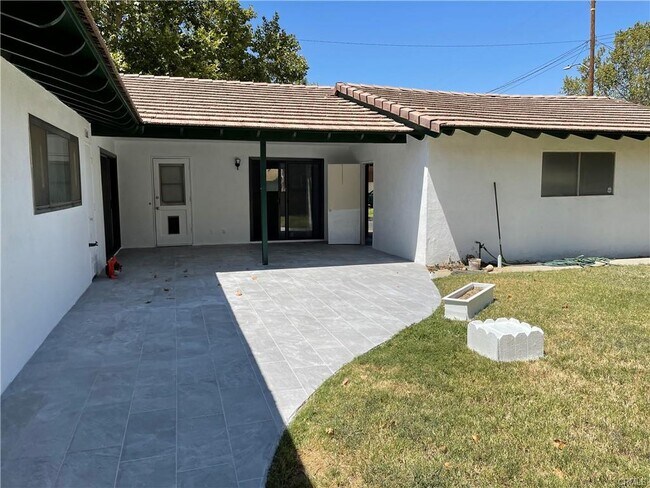 Building Photo - 1553 Albret St