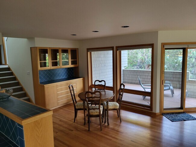 Building Photo - FULLY FURNISHED - 3 Bed 3 Full bath-office/bonus/craft room-walk to river