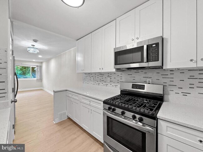 Building Photo - 7905 Greenleaf Rd