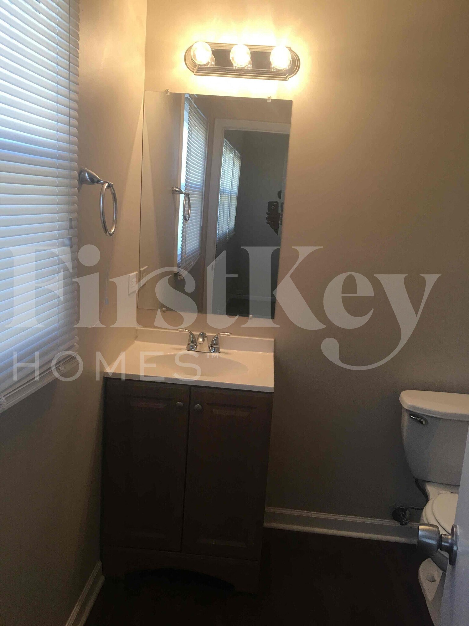 Building Photo - 410 S Villa Ave