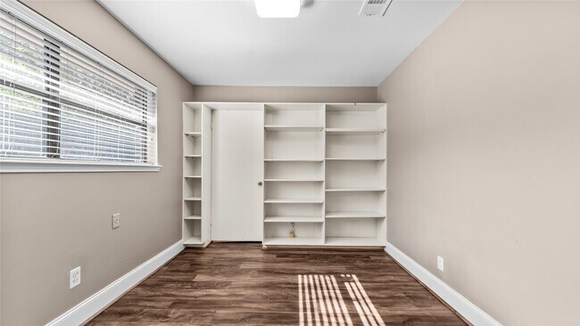 Building Photo - 1017 Howard Ln