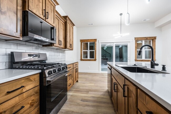 Building Photo - Beautiful Custom Townhome for Rent in Island Park- NAME YOUR LEASE TERMS