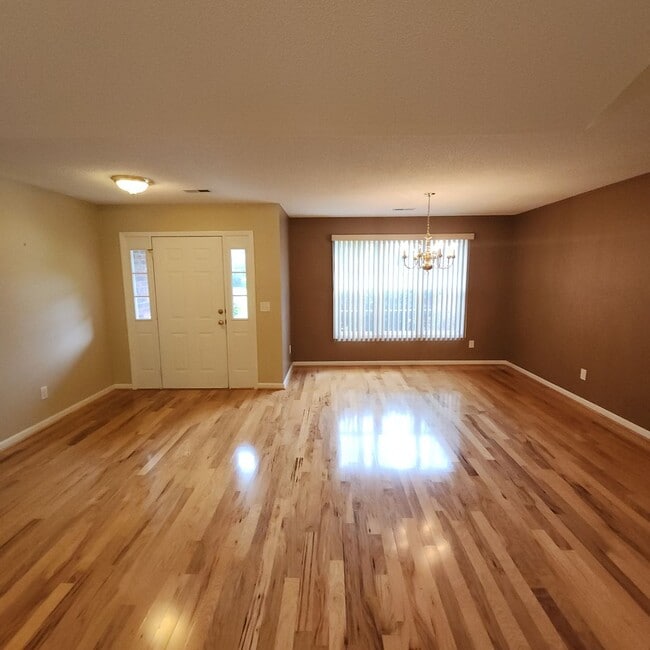 Building Photo - One Level House with a Double Garage FOR R...