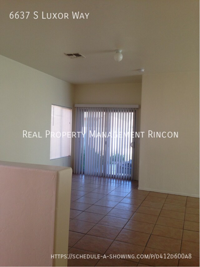 Building Photo - 6637 S Luxor Way
