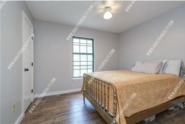 Building Photo - Gorgeous Blue Springs Home-Available in SEPTEMBER!!
