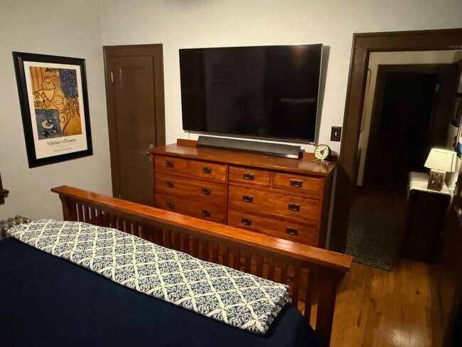 Building Photo - LOCATION LOCATION! This stunning remodeled bungalow has 4-beds and 2-baths w/ an office and is lo...