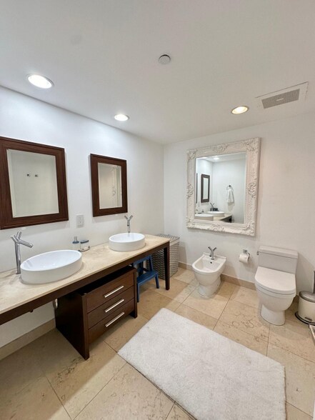 Building Photo - 495 Brickell Ave