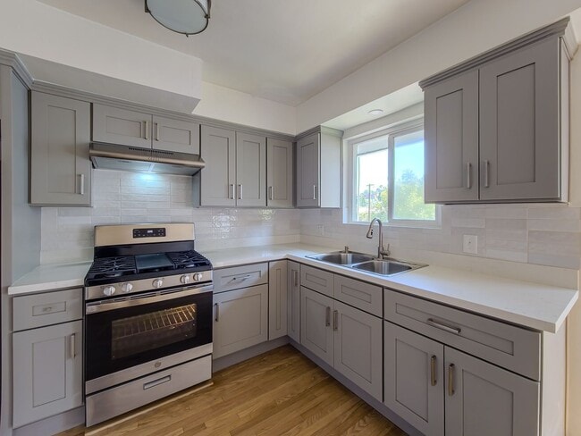 Building Photo - 2BD/1BA In LA's most Vibrant and Eclectic ...