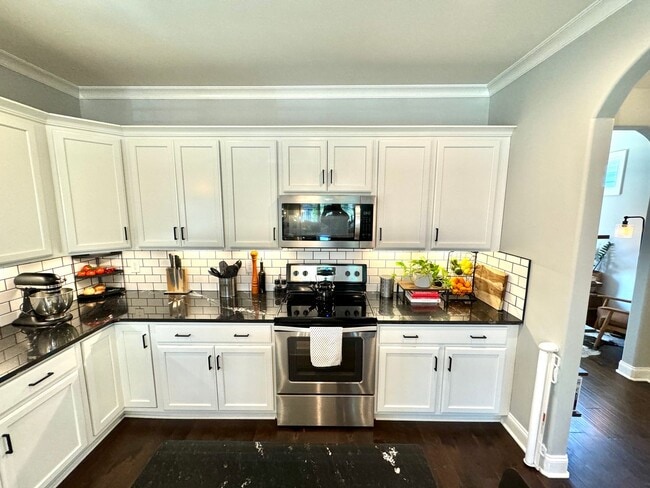 Building Photo - 3 Bedroom, 2.5 Bath Home w/ Fenced Yard and 2 Car Garage