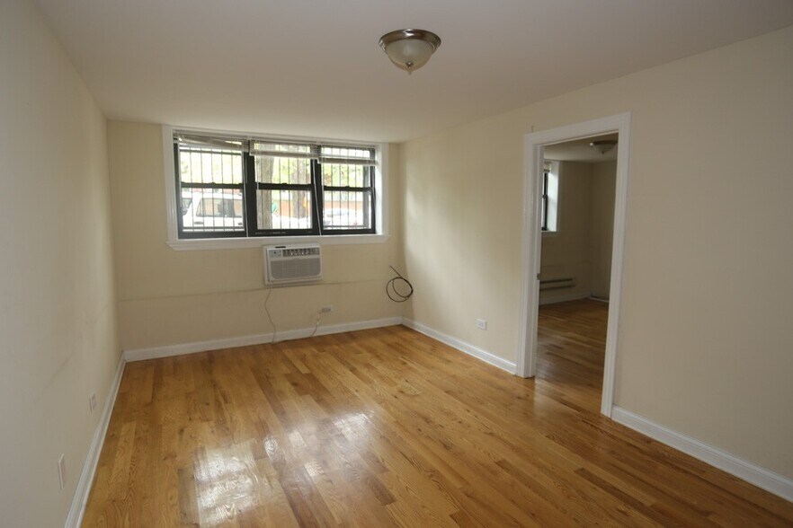 Building Photo - 450 W Barry Ave