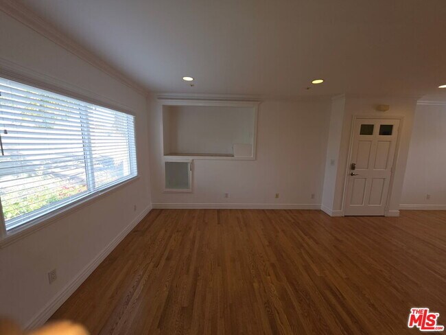 Building Photo - 670 Broadway St