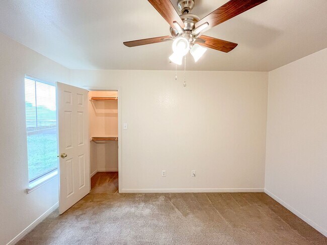 Building Photo - 1212 Nicholas Cir